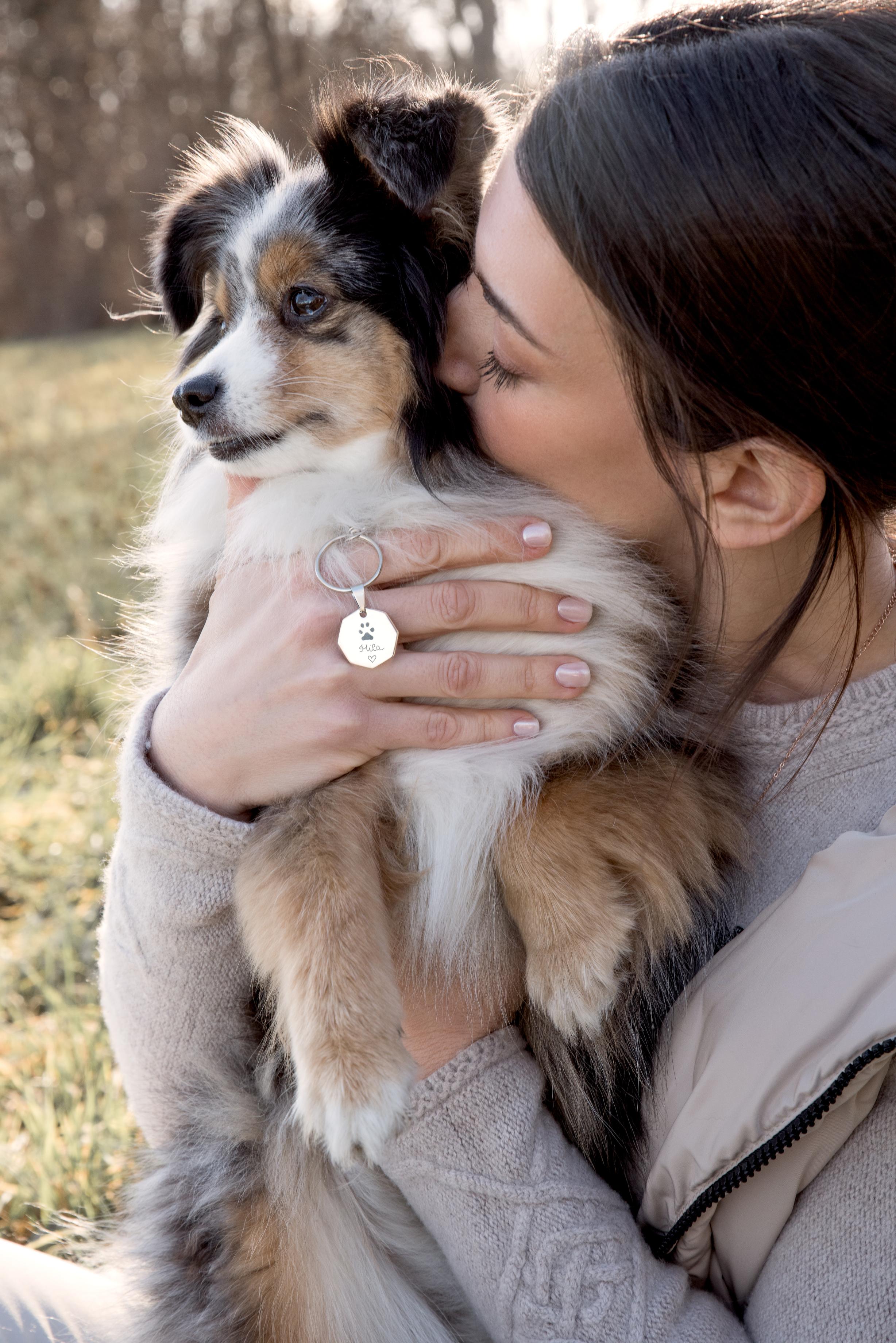 Hundemarke mit Pfotenabdruck und Gravur